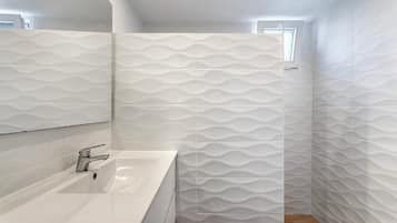 Douche, sèche-cheveux, serviettes fournies