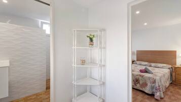 1 slaapkamer, een strijkplank/strijkijzer, gratis wifi, beddengoed