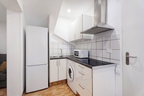 Réfrigérateur, micro-ondes, plaque de cuisson, cafetière/bouilloire