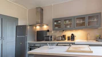 Geladeira, micro-ondas, fogão, cooktop