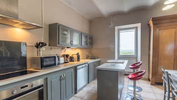 Kjøleskap, mikrobølgeovn, ovn og kokeplater