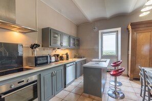 Kylskåp, mikrovågsugn, ugn och spishäll