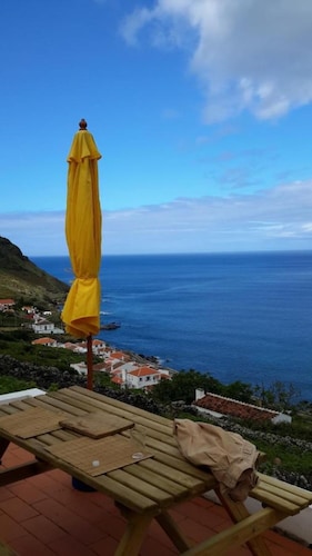Ferienhaus 'Casa Da Fajãnzinha' mit Meerblick, privater Terrasse und WLAN