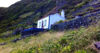 Maison de vacances 'Casa Da Fajãnzinha' avec vue sur la mer, terrasse privée et Wi-Fi