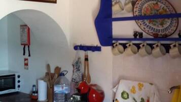 Køleskab, mikrobølgeovn, kogeplade, kaffe-/temaskine