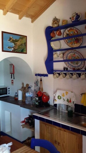 Køleskab, mikrobølgeovn, kogeplade, kaffe-/temaskine