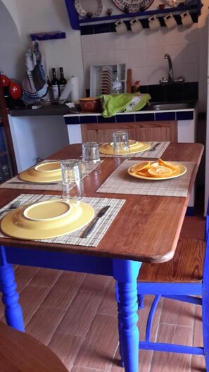 Køleskab, mikrobølgeovn, kogeplade, kaffe-/temaskine