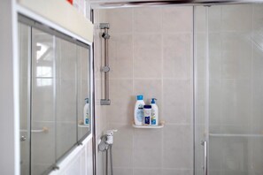 Bathtub, hair dryer, towels - Holiday Home 'Silvia's House' with Private Terrace, Private Garden and Wi-Fi (Ponta Delgada)