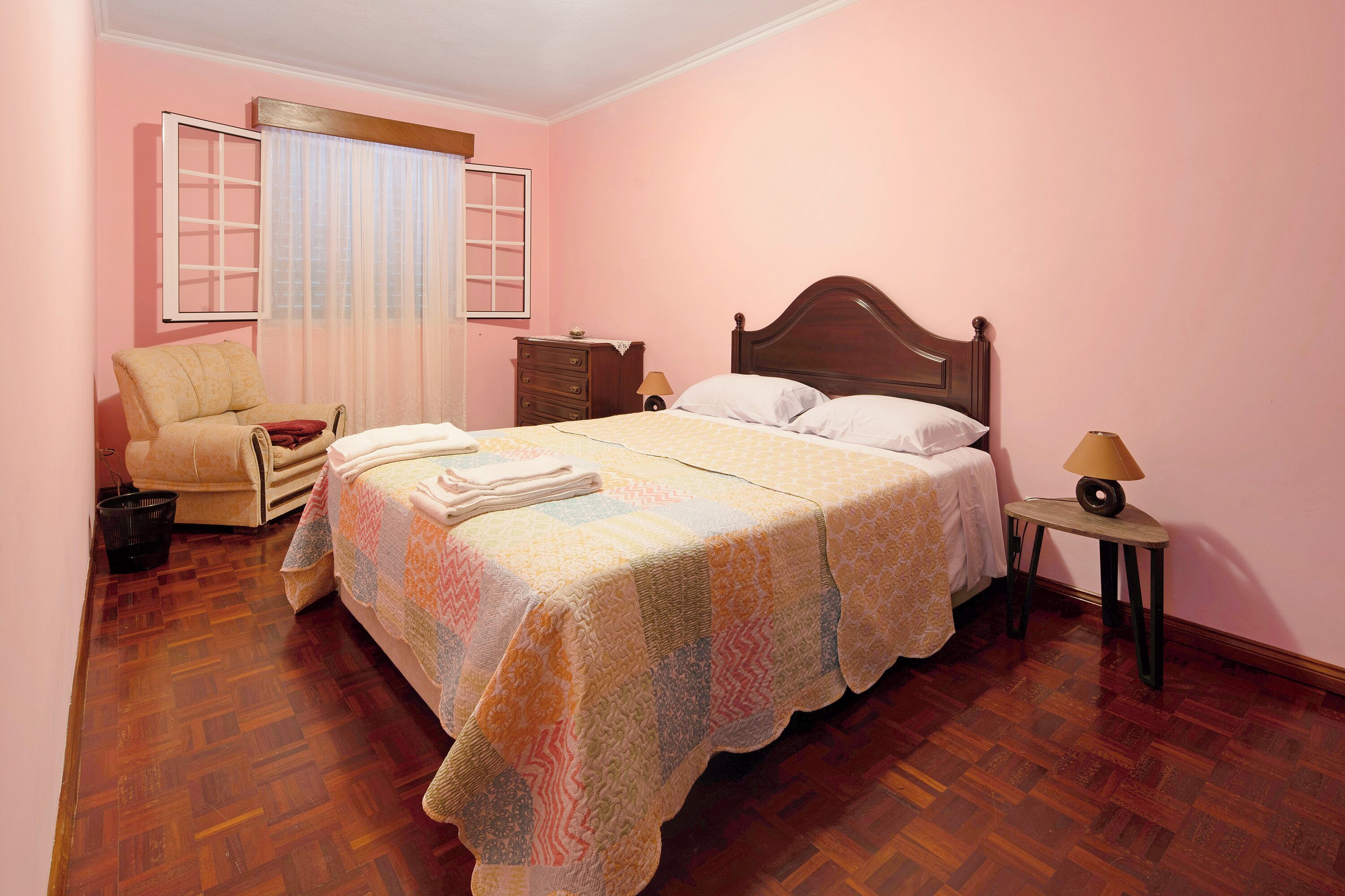 3 slaapkamers, een strijkplank/strijkijzer, gratis wifi, beddengoed