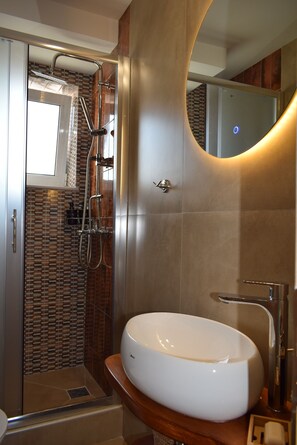 Secadora de cabello, toallas, jabón, shampoo