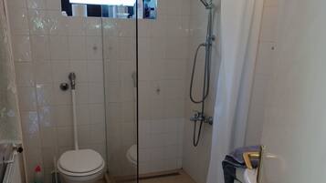 Regadera, secadora de cabello, toallas, jabón