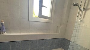 A bathroom with a glass-enclosed shower, a bathtub, and a window above the sink. - Appartement T4 à 5 min du Stade Vélodrome (Marseille)