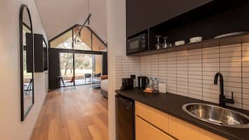 King Studio | Private kitchen | Fridge, microwave, coffee/tea maker, electric kettle