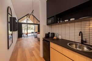 Refrigerador, microondas, cafetera/tetera, tetera/pava eléctrica