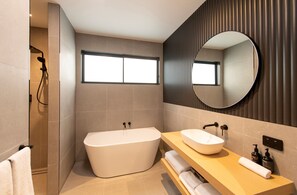 Appartamento Deluxe | Bagno | Vasca e doccia separate, set di cortesia gratuito, asciugacapelli
