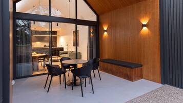 Deluxe 2 Bedroom Apartment | Terrace/patio