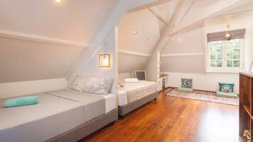 4 bedrooms, desk, iron/ironing board, WiFi