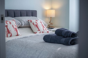 1 bedroom, premium bedding, bed sheets - No. 6 Croft House - 1 Bedroom Apartment - Tenby (Tenby)