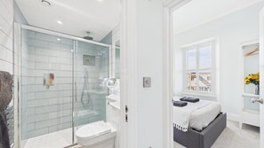 Apartment (1 Bedroom) | Bathroom | Shower, hair dryer, towels - No. 6 Croft House - 1 Bedroom Apartment - Tenby (Tenby)