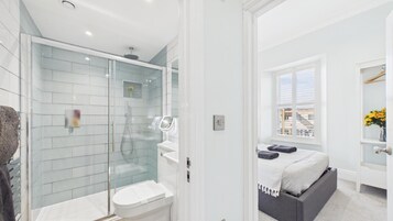 Apartamento (1 Bedroom) | Banheiro | Chuveiro, secador de cabelo, toalhas de banho 