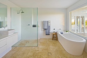 Bathtub, eco-friendly toiletries, hair dryer, towels - The Jasmine At Montville - Photo Shoot location (Montville)