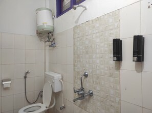 Chuveiro, chuveiro com efeito de chuva, produtos de toalete grátis