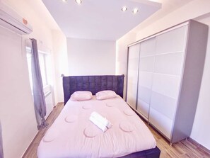 2 bedrooms, travel cot, free WiFi, bed sheets