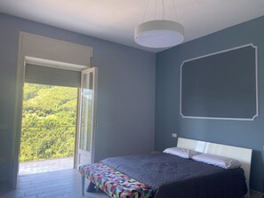 1 slaapkamer, een strijkplank/strijkijzer, gratis wifi, beddengoed