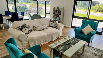 Een smart-tv en boeken