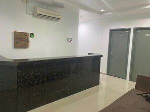 Reception - OYO 90849 Hotel Hanarilla (Seri Manjung)