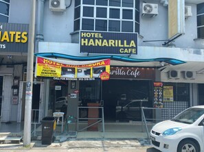Front of property - OYO 90849 Hotel Hanarilla (Seri Manjung)