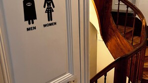 A door with a men's and women's restroom sign. - 3 star clim house in Vouvray Tours Amboise (Vouvray)
