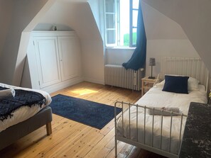 2 chambres, bureau, fer et planche à repasser, lit parapluie