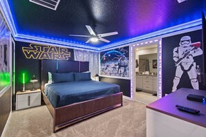 5 Schlafzimmer, Schreibtisch, Bügeleisen/Bügelbrett, Reisekinderbett