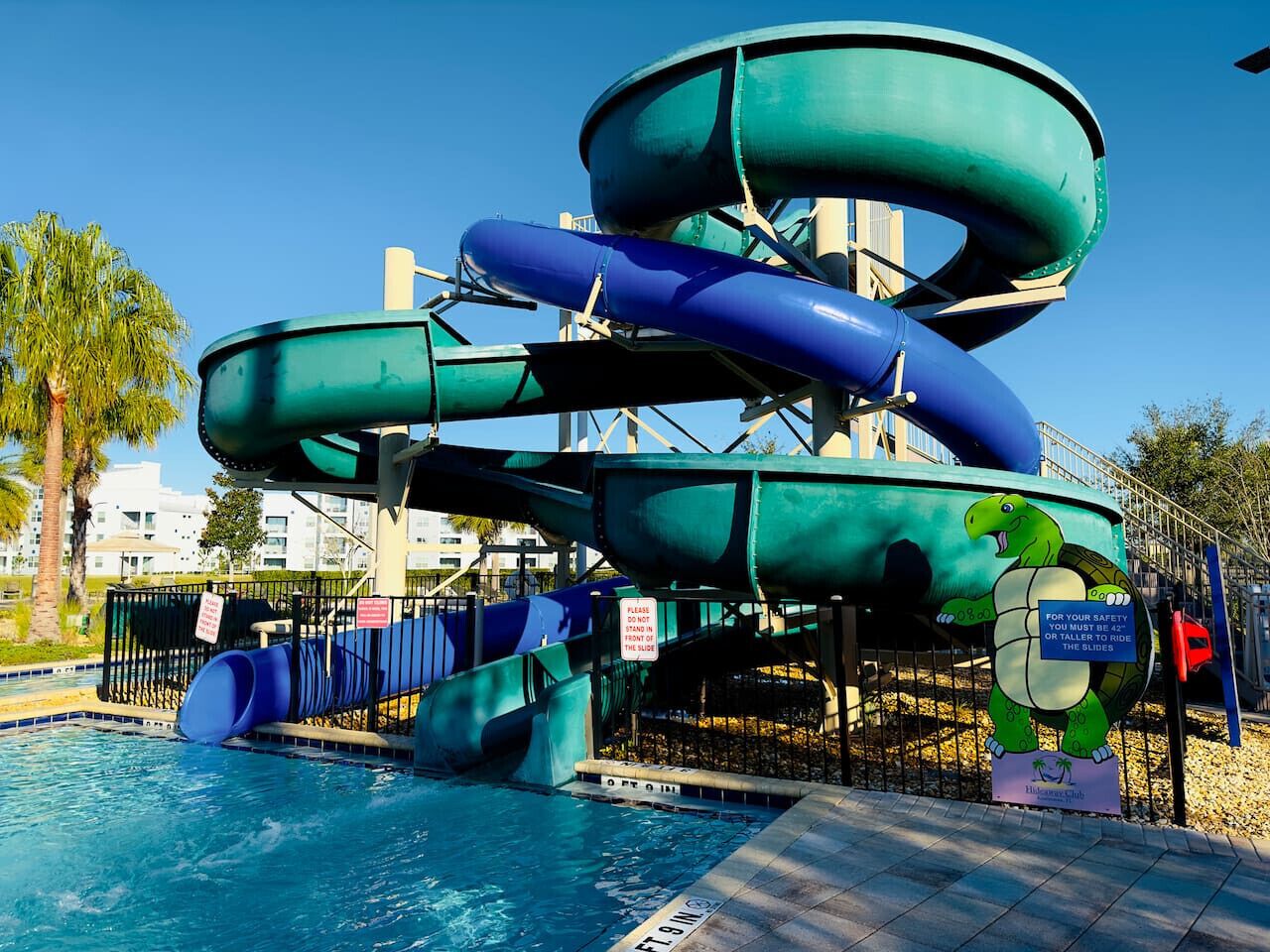 Un parco acquatico con diverse scivoli e una piscina.