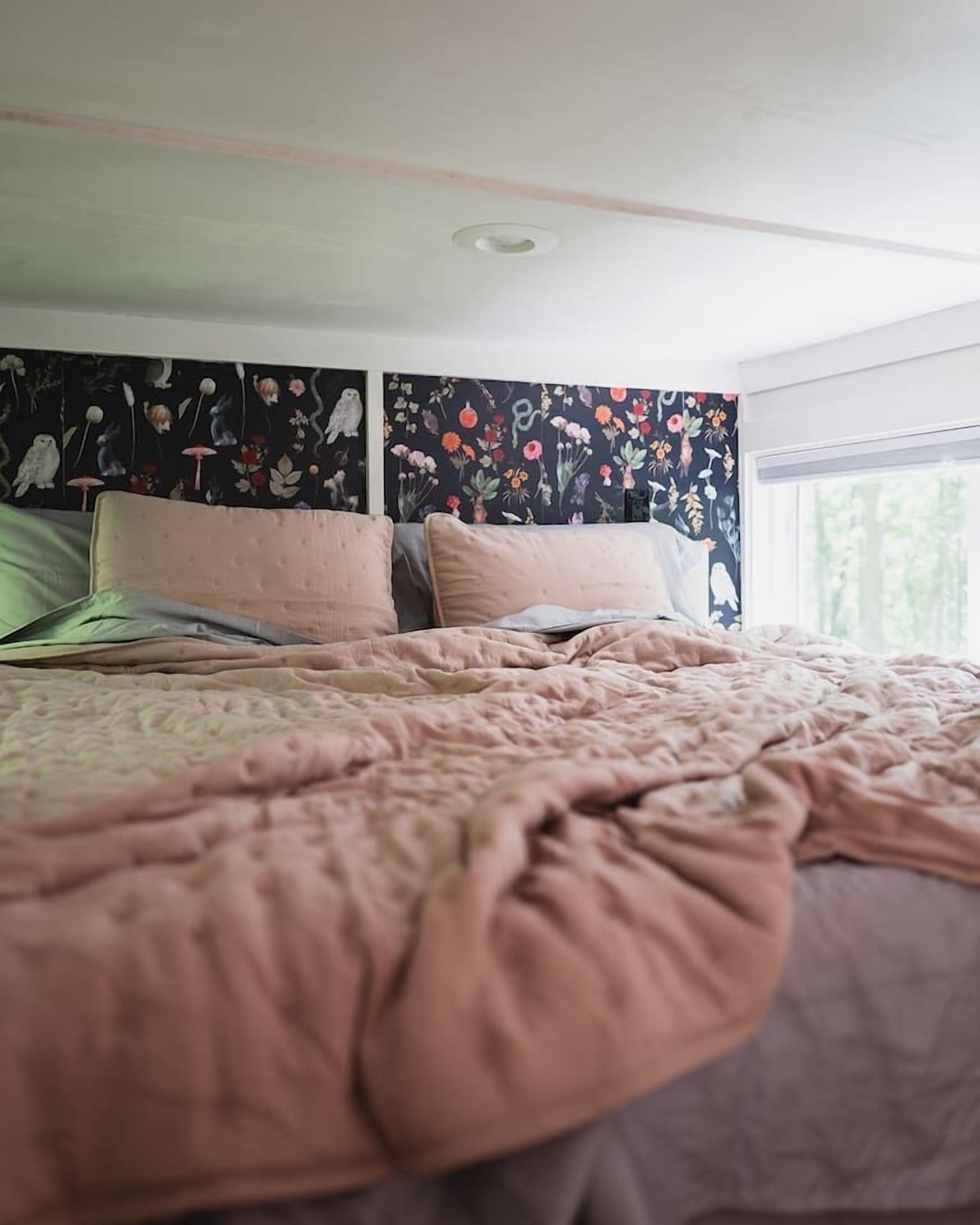 Desk, iron/ironing board, WiFi, bed sheets