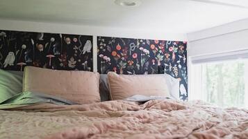 Desk, iron/ironing board, WiFi, bed sheets