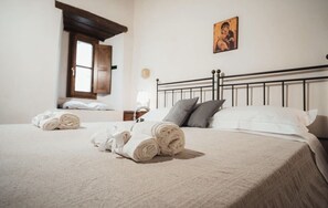 Cubrecamas y escritorio