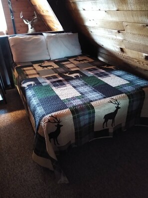 2 bedrooms, free WiFi, bed sheets - Charming A-Frame Retreat for Couples or Small Families (Bessemer)