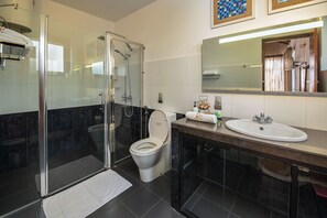 Luxury Villa | Bathroom | Shower, towels, soap, shampoo - Swarga Villa (Kandy)