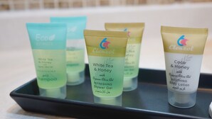 A tray with four tubes of Cenzol body lotion. - Cube Hotel Dubai (Dubai)