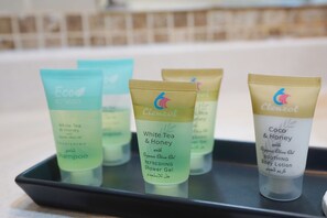 Phòng 3 cơ bản | Phòng tắm | Máy sấy tóc, dép đi trong nhà 