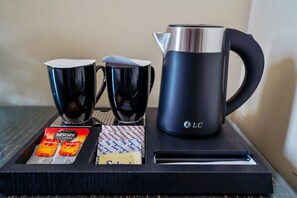 Phòng 3 cơ bản | Màn/rèm cản sáng, bàn ủi/dụng cụ ủi quần áo 