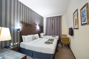 Phòng 3 cơ bản | Màn/rèm cản sáng, bàn ủi/dụng cụ ủi quần áo 