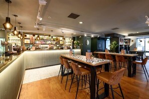 Bar (trong khuôn viên)