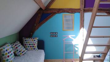 3 habitaciones, tabla de planchar con plancha y cuna de viaje