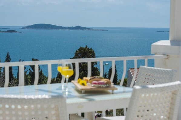 تناول الطعام بالخارج