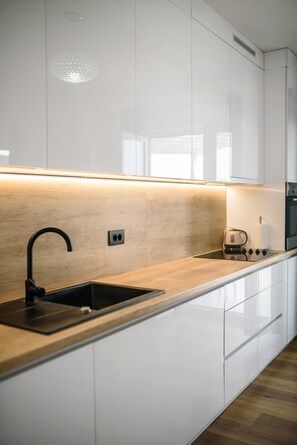 ثلاجة، ميكروويف، فرن، غلّاية كهربائية