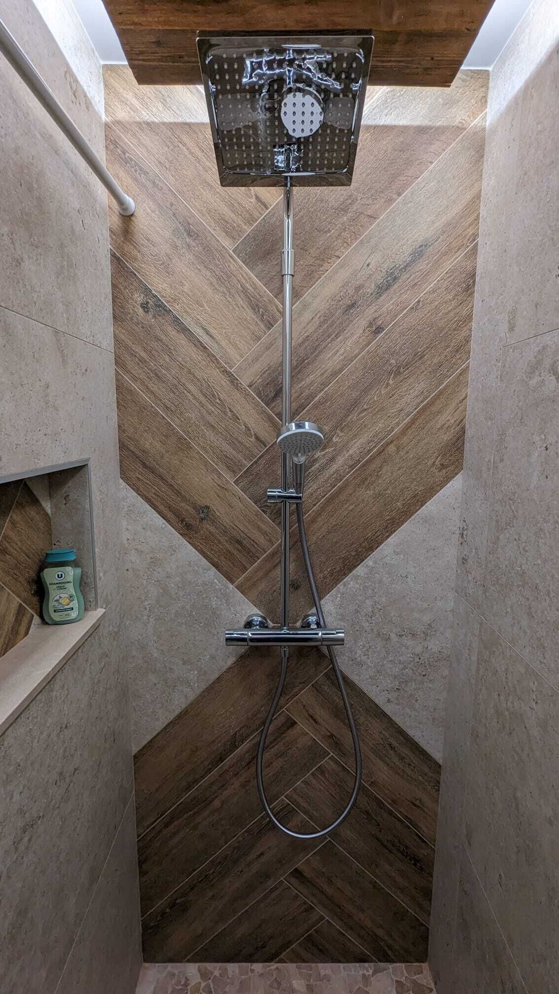 Douche, sèche-cheveux, serviettes fournies, savon