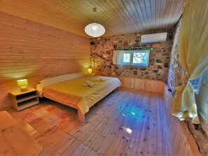 House | 3 bedrooms, premium bedding, free WiFi, bed sheets